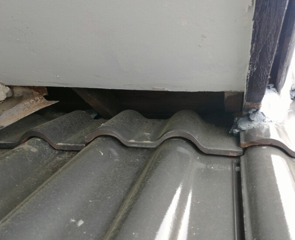 瓦屋根に隙間が開いている　屋根調査